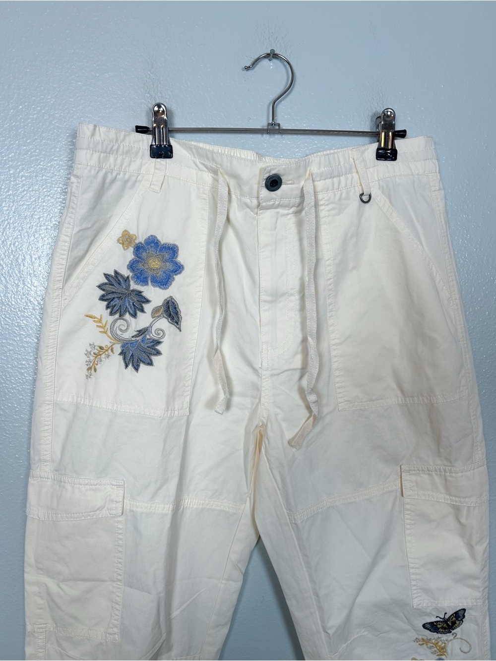 Sundance Embroidered Cream Cargo Pants with Floral Detail - Picture 5 of 10